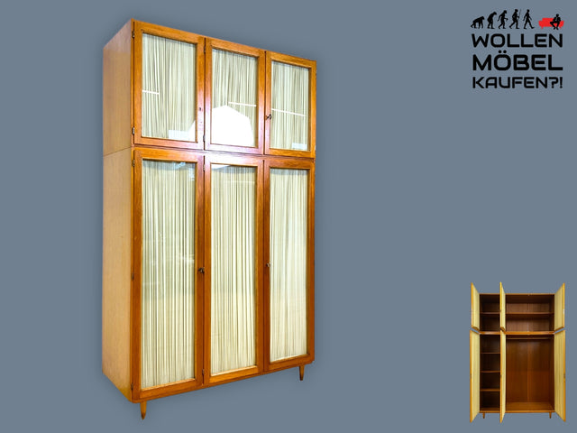 Stilvoller und perfekt aufgeteilter heller Mid-Century Kleiderschrank mit Glastüren , Vorhang und Aufsatz I Schrank Schlafzimmerschrank Wäscheschrank Wardrobe Vintage 60er I