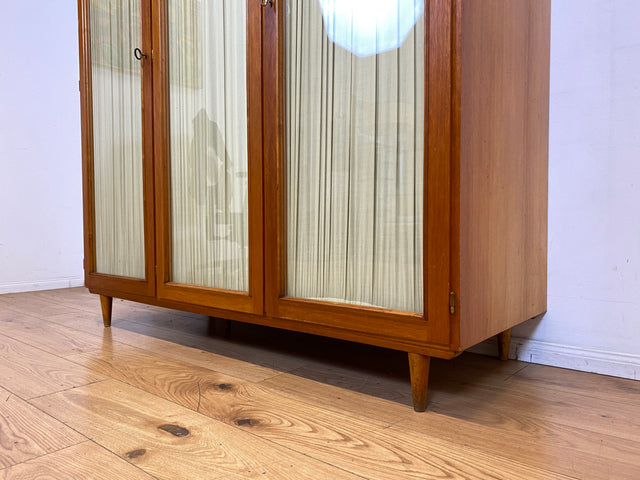 Stilvoller und perfekt aufgeteilter heller Mid-Century Kleiderschrank mit Glastüren , Vorhang und Aufsatz I Schrank Schlafzimmerschrank Wäscheschrank Wardrobe Vintage 60er I