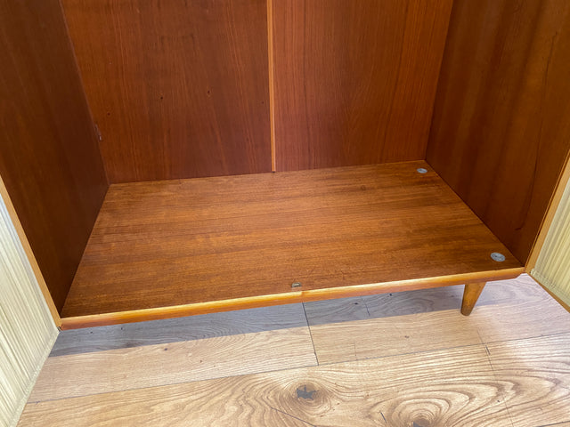 Stilvoller und perfekt aufgeteilter heller Mid-Century Kleiderschrank mit Glastüren , Vorhang und Aufsatz I Schrank Schlafzimmerschrank Wäscheschrank Wardrobe Vintage 60er I