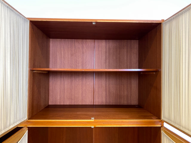 Stilvoller und perfekt aufgeteilter heller Mid-Century Kleiderschrank mit Glastüren , Vorhang und Aufsatz I Schrank Schlafzimmerschrank Wäscheschrank Wardrobe Vintage 60er I