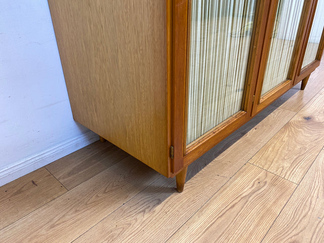 Stilvoller und perfekt aufgeteilter heller Mid-Century Kleiderschrank mit Glastüren , Vorhang und Aufsatz I Schrank Schlafzimmerschrank Wäscheschrank Wardrobe Vintage 60er I