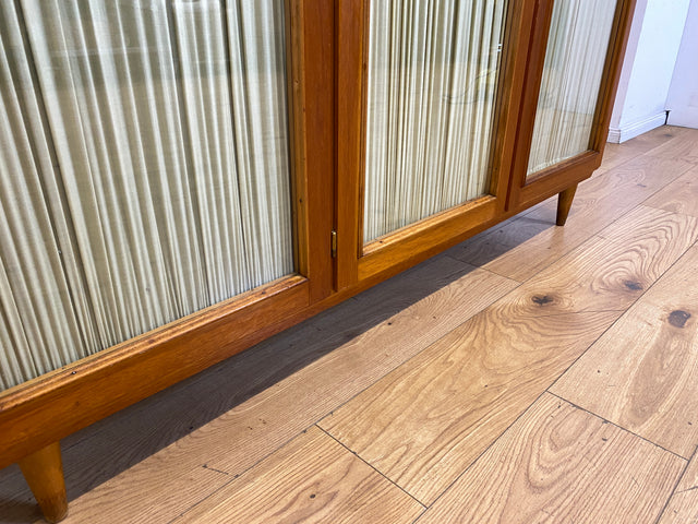 Stilvoller und perfekt aufgeteilter heller Mid-Century Kleiderschrank mit Glastüren , Vorhang und Aufsatz I Schrank Schlafzimmerschrank Wäscheschrank Wardrobe Vintage 60er I