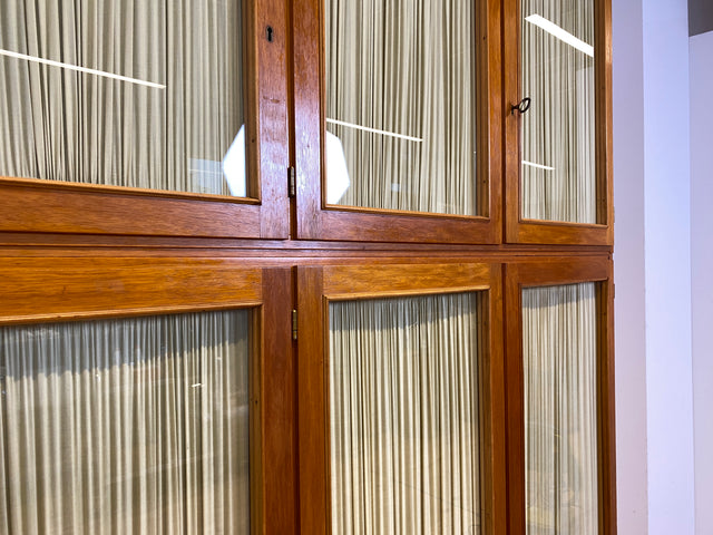 Stilvoller und perfekt aufgeteilter heller Mid-Century Kleiderschrank mit Glastüren , Vorhang und Aufsatz I Schrank Schlafzimmerschrank Wäscheschrank Wardrobe Vintage 60er I