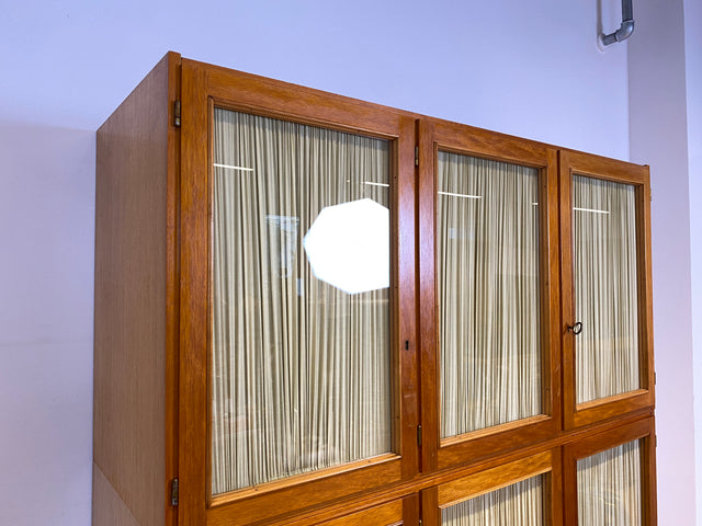 Stilvoller und perfekt aufgeteilter heller Mid-Century Kleiderschrank mit Glastüren , Vorhang und Aufsatz I Schrank Schlafzimmerschrank Wäscheschrank Wardrobe Vintage 60er I