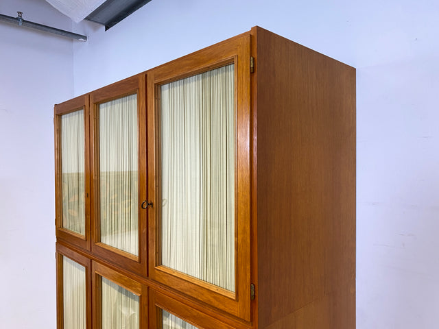 Stilvoller und perfekt aufgeteilter heller Mid-Century Kleiderschrank mit Glastüren , Vorhang und Aufsatz I Schrank Schlafzimmerschrank Wäscheschrank Wardrobe Vintage 60er I