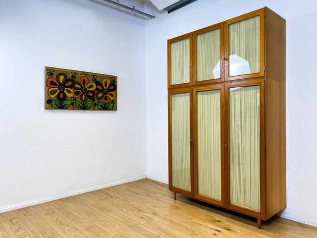 Stilvoller und perfekt aufgeteilter heller Mid-Century Kleiderschrank mit Glastüren , Vorhang und Aufsatz I Schrank Schlafzimmerschrank Wäscheschrank Wardrobe Vintage 60er I