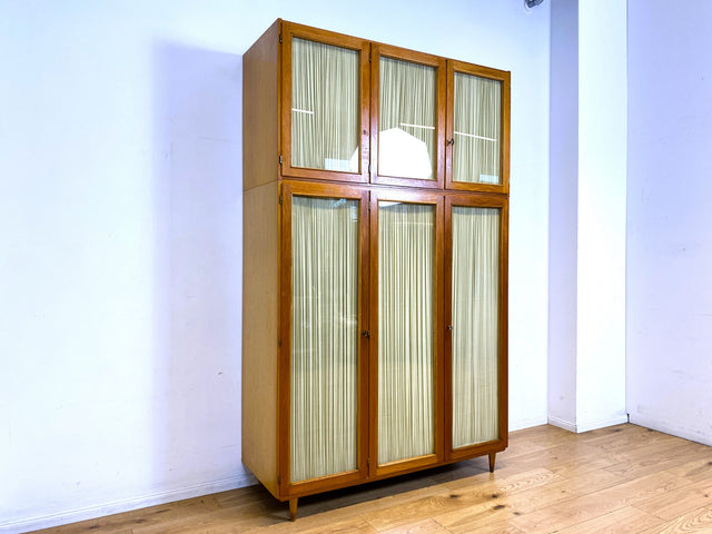 Stilvoller und perfekt aufgeteilter heller Mid-Century Kleiderschrank mit Glastüren , Vorhang und Aufsatz I Schrank Schlafzimmerschrank Wäscheschrank Wardrobe Vintage 60er I