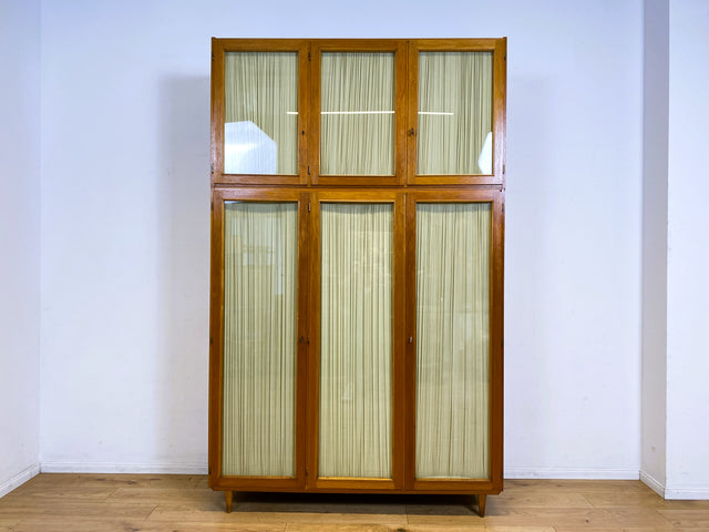 Stilvoller und perfekt aufgeteilter heller Mid-Century Kleiderschrank mit Glastüren , Vorhang und Aufsatz I Schrank Schlafzimmerschrank Wäscheschrank Wardrobe Vintage 60er I