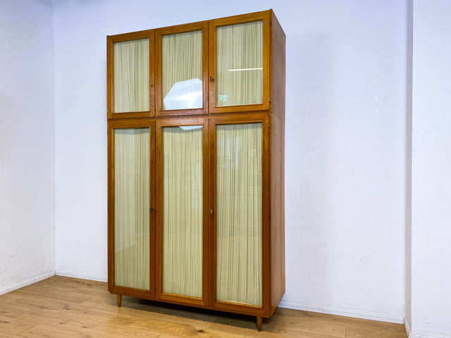 Stilvoller und perfekt aufgeteilter heller Mid-Century Kleiderschrank mit Glastüren , Vorhang und Aufsatz I Schrank Schlafzimmerschrank Wäscheschrank Wardrobe Vintage 60er I