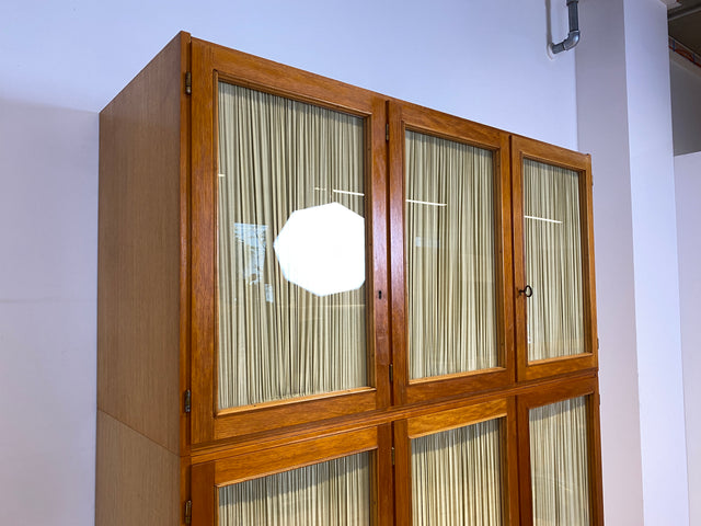 Stilvoller und perfekt aufgeteilter heller Mid-Century Kleiderschrank mit Glastüren , Vorhang und Aufsatz I Schrank Schlafzimmerschrank Wäscheschrank Wardrobe Vintage 60er I