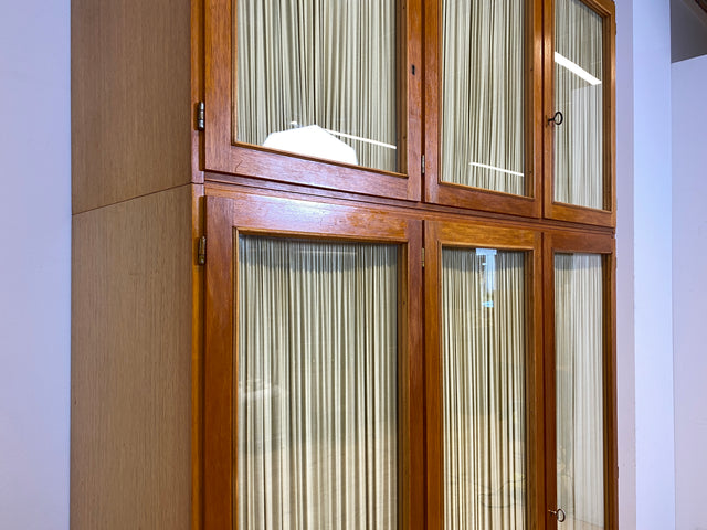 Stilvoller und perfekt aufgeteilter heller Mid-Century Kleiderschrank mit Glastüren , Vorhang und Aufsatz I Schrank Schlafzimmerschrank Wäscheschrank Wardrobe Vintage 60er I