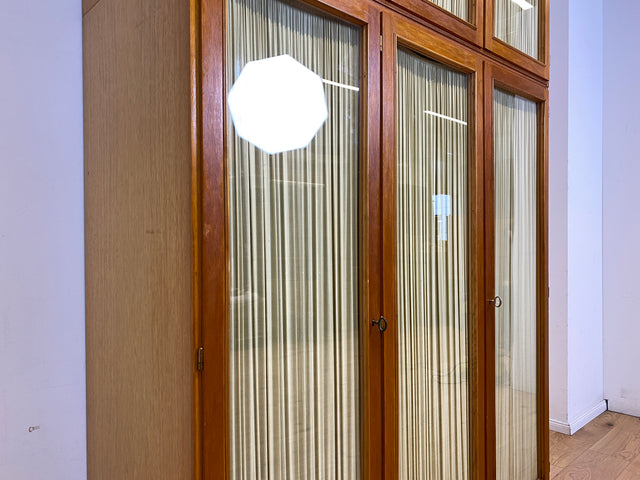 Stilvoller und perfekt aufgeteilter heller Mid-Century Kleiderschrank mit Glastüren , Vorhang und Aufsatz I Schrank Schlafzimmerschrank Wäscheschrank Wardrobe Vintage 60er I