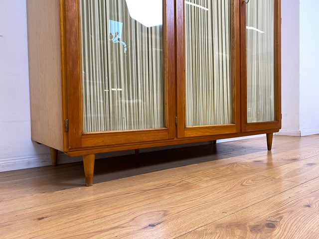 Stilvoller und perfekt aufgeteilter heller Mid-Century Kleiderschrank mit Glastüren , Vorhang und Aufsatz I Schrank Schlafzimmerschrank Wäscheschrank Wardrobe Vintage 60er I