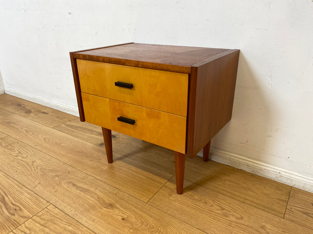 Stilvoller und gut erhaltener Mid-Century Nachttisch mit Schubladen und Originalgriffen