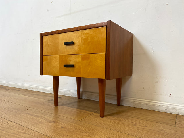 Stilvoller und gut erhaltener Mid-Century Nachttisch mit Schubladen und Originalgriffen