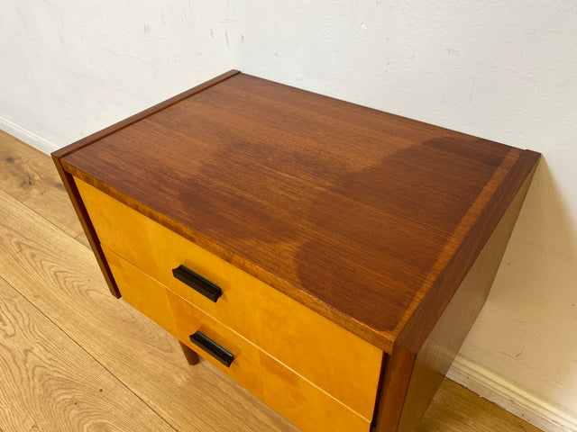 Stilvoller und gut erhaltener Mid-Century Nachttisch mit Schubladen und Originalgriffen