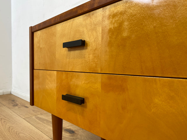 Stilvoller und gut erhaltener Mid-Century Nachttisch mit Schubladen und Originalgriffen