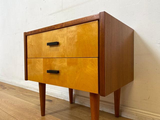 Stilvoller und gut erhaltener Mid-Century Nachttisch mit Schubladen und Originalgriffen