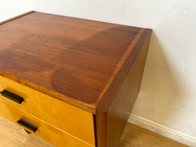 Stilvoller und gut erhaltener Mid-Century Nachttisch mit Schubladen und Originalgriffen