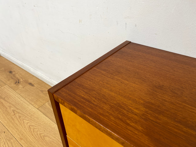 Stilvoller und gut erhaltener Mid-Century Nachttisch mit Schubladen und Originalgriffen