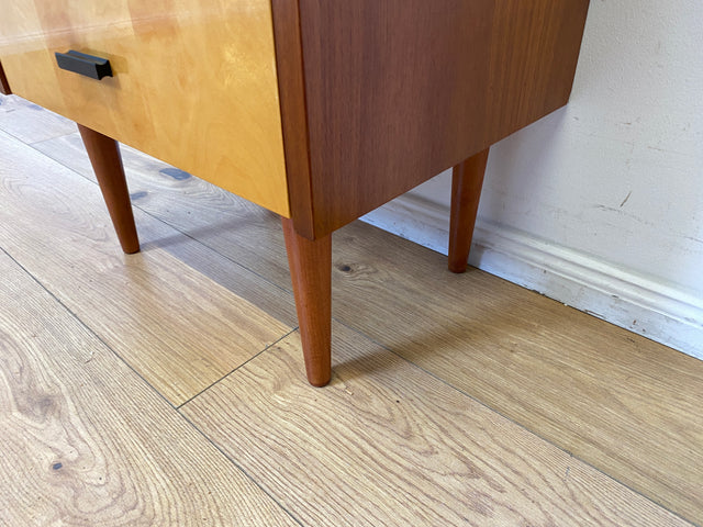 Stilvoller und gut erhaltener Mid-Century Nachttisch mit Schubladen und Originalgriffen