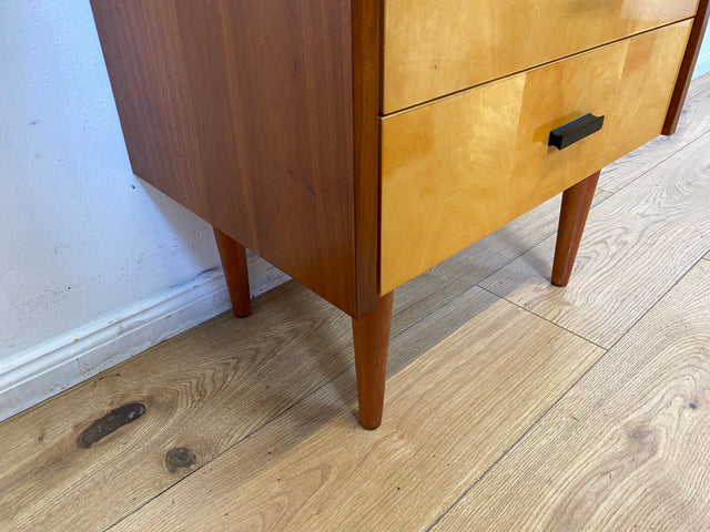 Stilvoller und gut erhaltener Mid-Century Nachttisch mit Schubladen und Originalgriffen