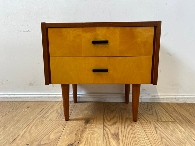 Stilvoller und gut erhaltener Mid-Century Nachttisch mit Schubladen und Originalgriffen