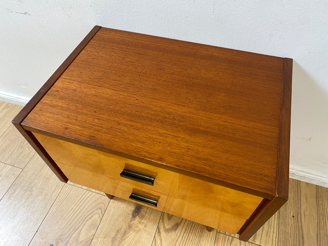 Stilvoller und gut erhaltener Mid-Century Nachttisch mit Schubladen und Originalgriffen