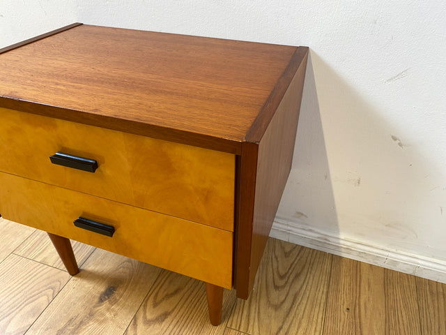 Stilvoller und gut erhaltener Mid-Century Nachttisch mit Schubladen und Originalgriffen