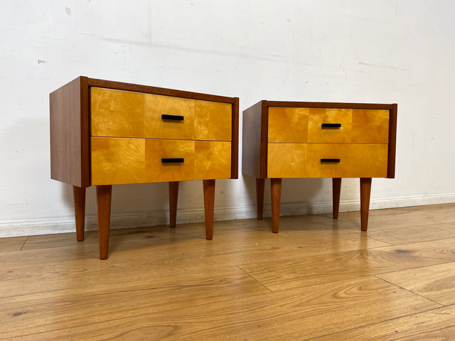 Stilvoller und gut erhaltener Mid-Century Nachttisch mit Schubladen und Originalgriffen