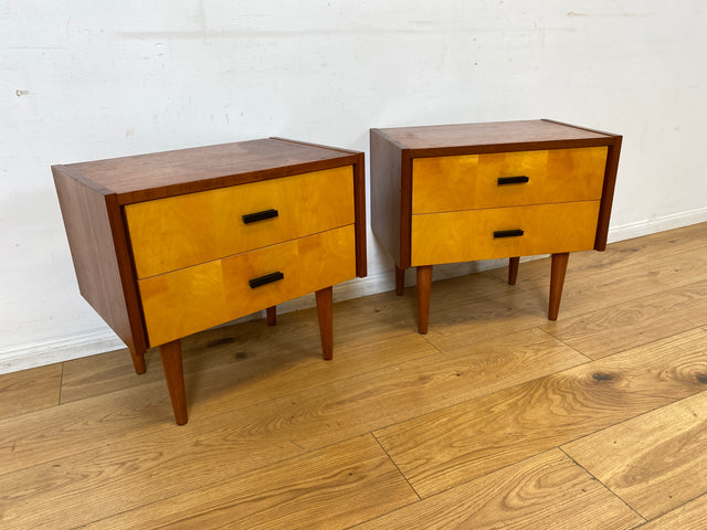 Stilvoller und gut erhaltener Mid-Century Nachttisch mit Schubladen und Originalgriffen