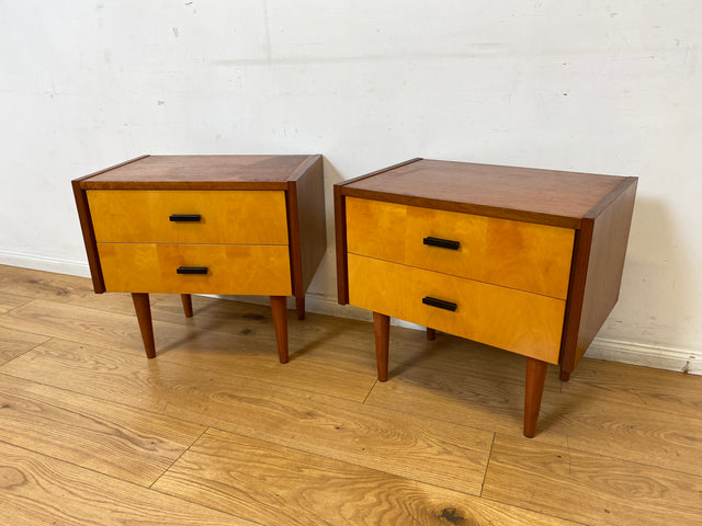 Stilvoller und gut erhaltener Mid-Century Nachttisch mit Schubladen und Originalgriffen