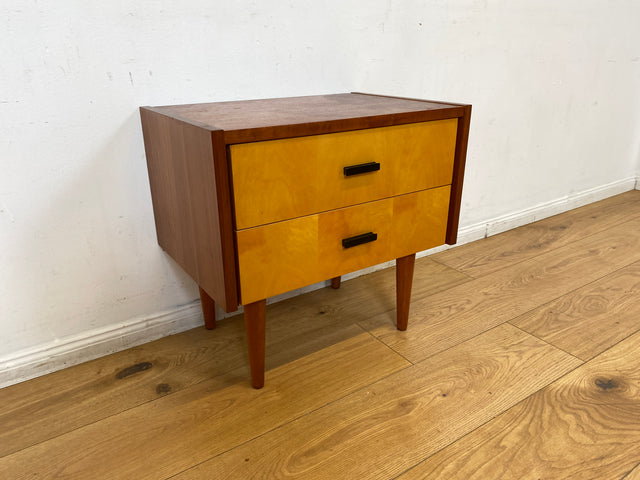 Stilvoller und gut erhaltener Mid-Century Nachttisch mit Schubladen und Originalgriffen