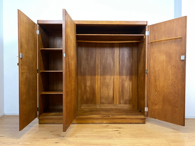 WMK I Sehr schöner und perfekt aufgeteilter 1930er Jahre Art Deco Kleiderschrank , Vollholz in Eiche