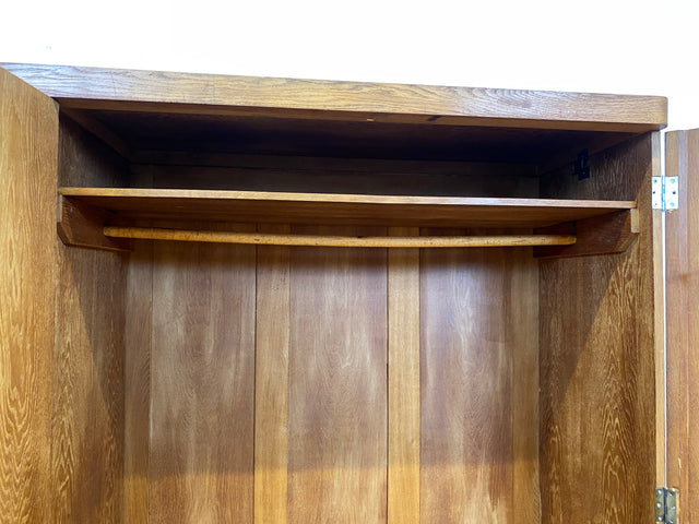 WMK I Sehr schöner und perfekt aufgeteilter 1930er Jahre Art Deco Kleiderschrank , Vollholz in Eiche