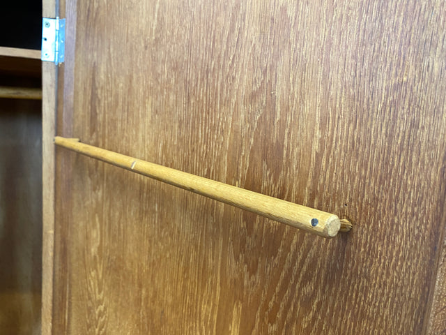 WMK I Sehr schöner und perfekt aufgeteilter 1930er Jahre Art Deco Kleiderschrank , Vollholz in Eiche