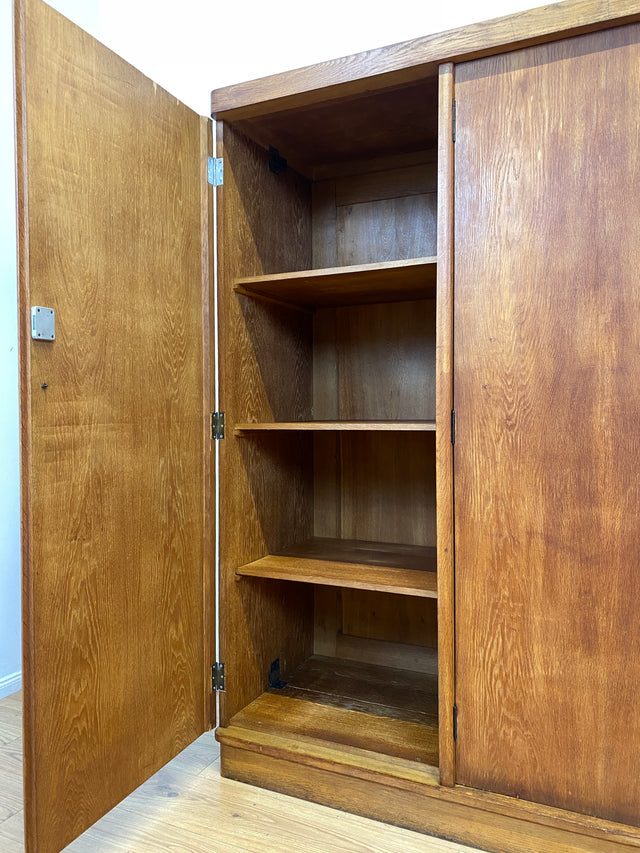 WMK I Sehr schöner und perfekt aufgeteilter 1930er Jahre Art Deco Kleiderschrank , Vollholz in Eiche