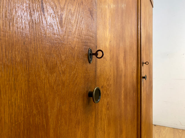 WMK I Sehr schöner und perfekt aufgeteilter 1930er Jahre Art Deco Kleiderschrank , Vollholz in Eiche