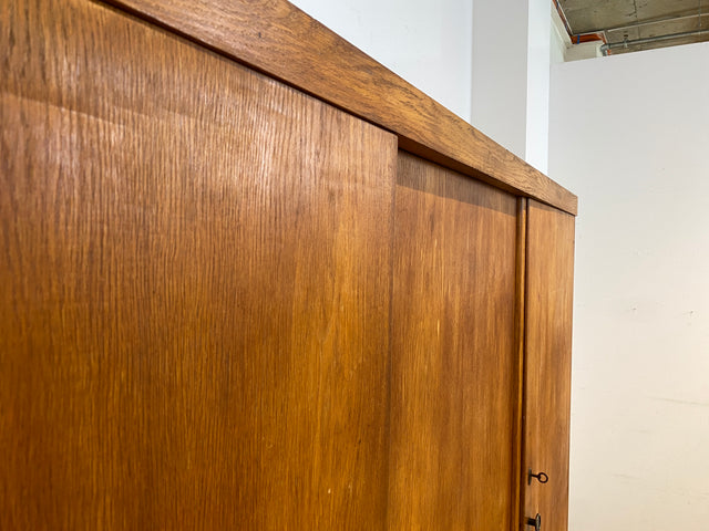 WMK I Sehr schöner und perfekt aufgeteilter 1930er Jahre Art Deco Kleiderschrank , Vollholz in Eiche