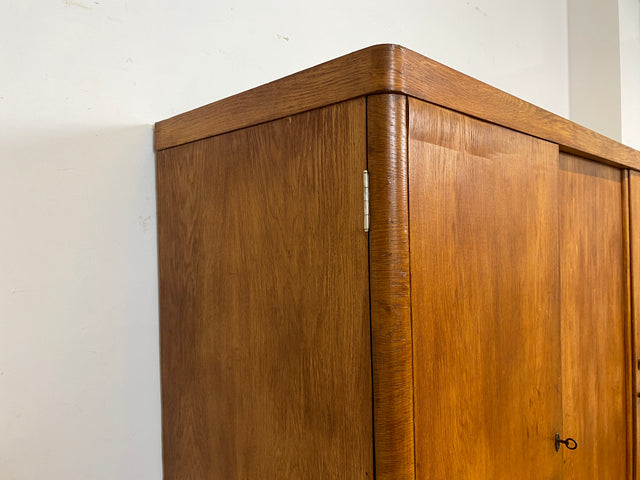 WMK I Sehr schöner und perfekt aufgeteilter 1930er Jahre Art Deco Kleiderschrank , Vollholz in Eiche