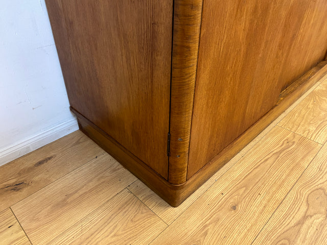 WMK I Sehr schöner und perfekt aufgeteilter 1930er Jahre Art Deco Kleiderschrank , Vollholz in Eiche
