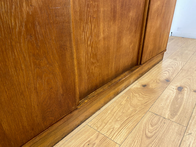 WMK I Sehr schöner und perfekt aufgeteilter 1930er Jahre Art Deco Kleiderschrank , Vollholz in Eiche