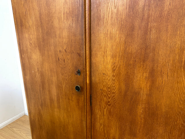WMK I Sehr schöner und perfekt aufgeteilter 1930er Jahre Art Deco Kleiderschrank , Vollholz in Eiche