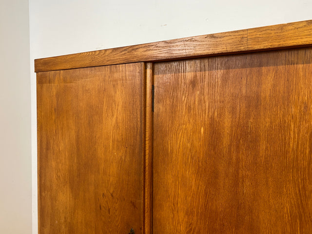 WMK I Sehr schöner und perfekt aufgeteilter 1930er Jahre Art Deco Kleiderschrank , Vollholz in Eiche