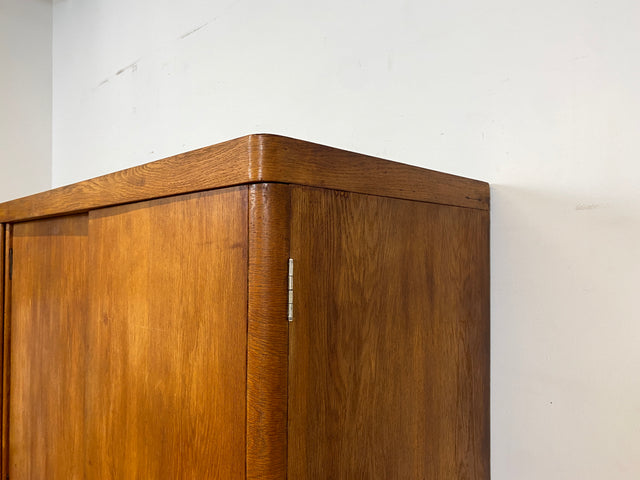 WMK I Sehr schöner und perfekt aufgeteilter 1930er Jahre Art Deco Kleiderschrank , Vollholz in Eiche
