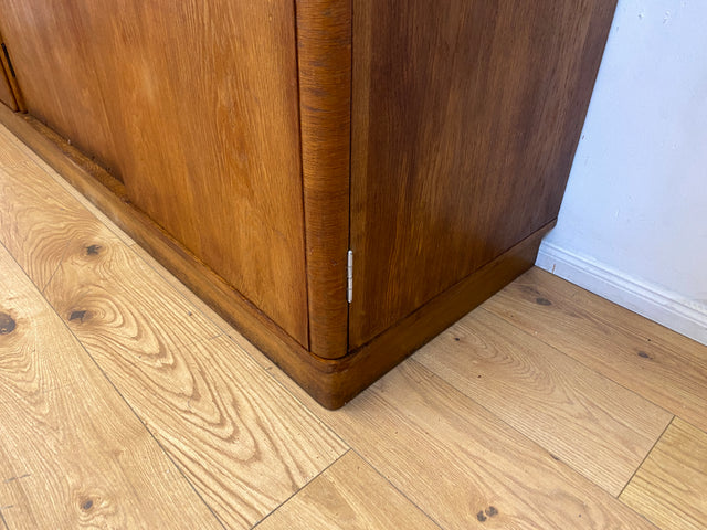WMK I Sehr schöner und perfekt aufgeteilter 1930er Jahre Art Deco Kleiderschrank , Vollholz in Eiche