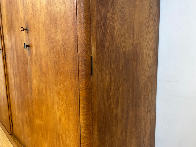 WMK I Sehr schöner und perfekt aufgeteilter 1930er Jahre Art Deco Kleiderschrank , Vollholz in Eiche