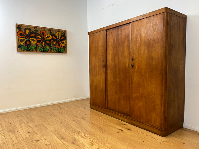 WMK I Sehr schöner und perfekt aufgeteilter 1930er Jahre Art Deco Kleiderschrank , Vollholz in Eiche