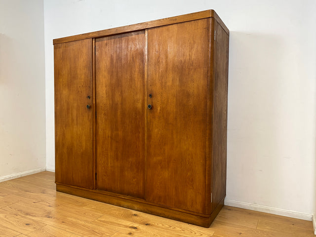 WMK I Sehr schöner und perfekt aufgeteilter 1930er Jahre Art Deco Kleiderschrank , Vollholz in Eiche