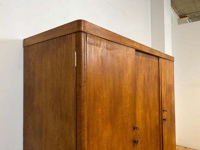 WMK I Sehr schöner und perfekt aufgeteilter 1930er Jahre Art Deco Kleiderschrank , Vollholz in Eiche